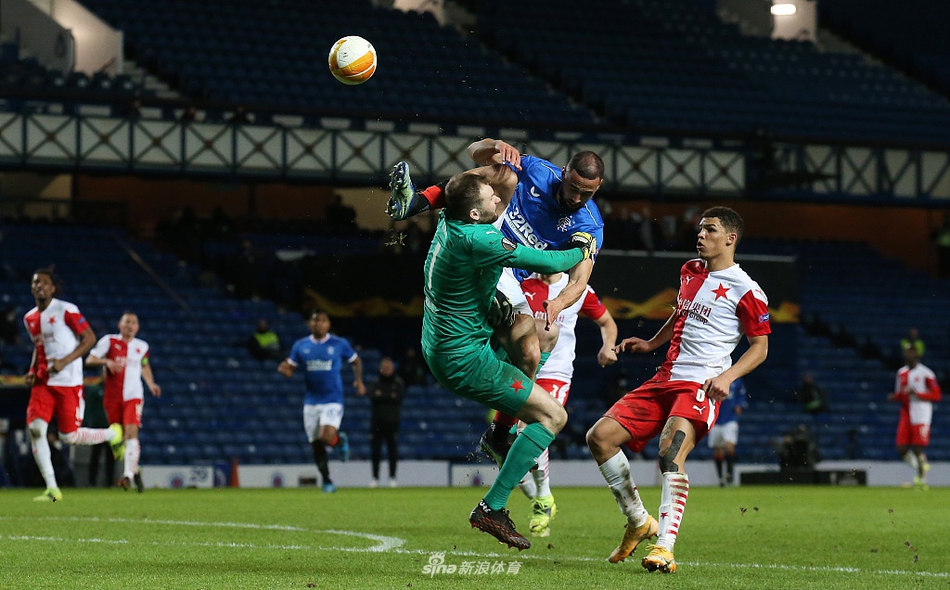 赛后格拉斯哥流浪者球员围住裁判理论，为队友卡马拉遭遇的种族歧视言论讨要说法，双方球员情绪激动