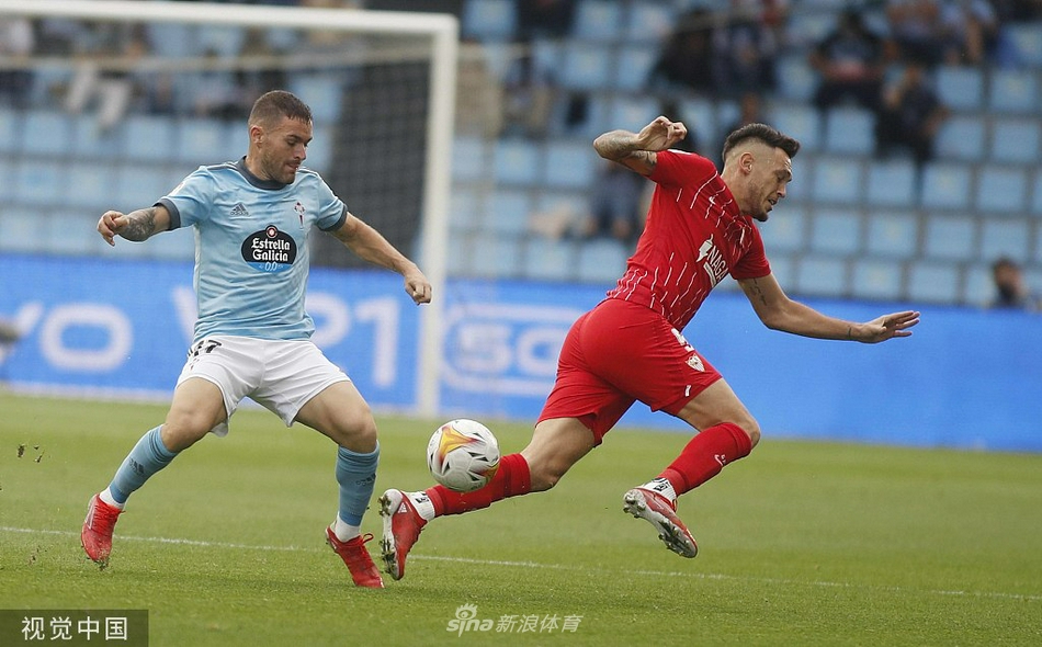 主裁判向塞尔塔队长阿斯帕斯出示黄牌，阿斯帕斯面露无奈，这场比赛他的发挥受到了对手的严密限制。