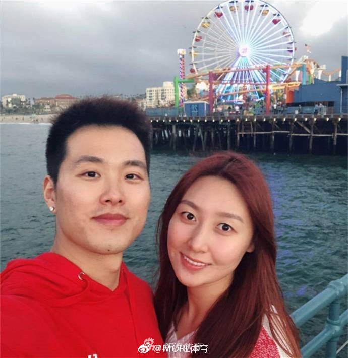 18 09:23:07 4 10 4月17日,广东男篮后卫孟铎在女友刘格婷生日这天
