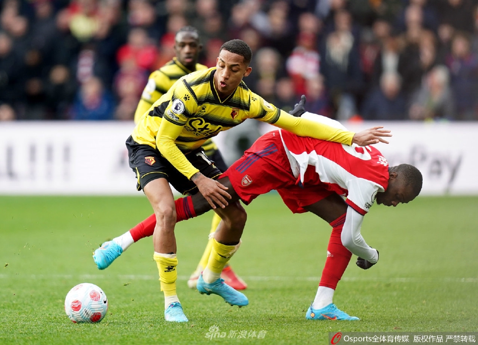 终场哨响，阿森纳队员围成一圈庆祝胜利，疲惫却兴奋的表情挂在每个人脸上