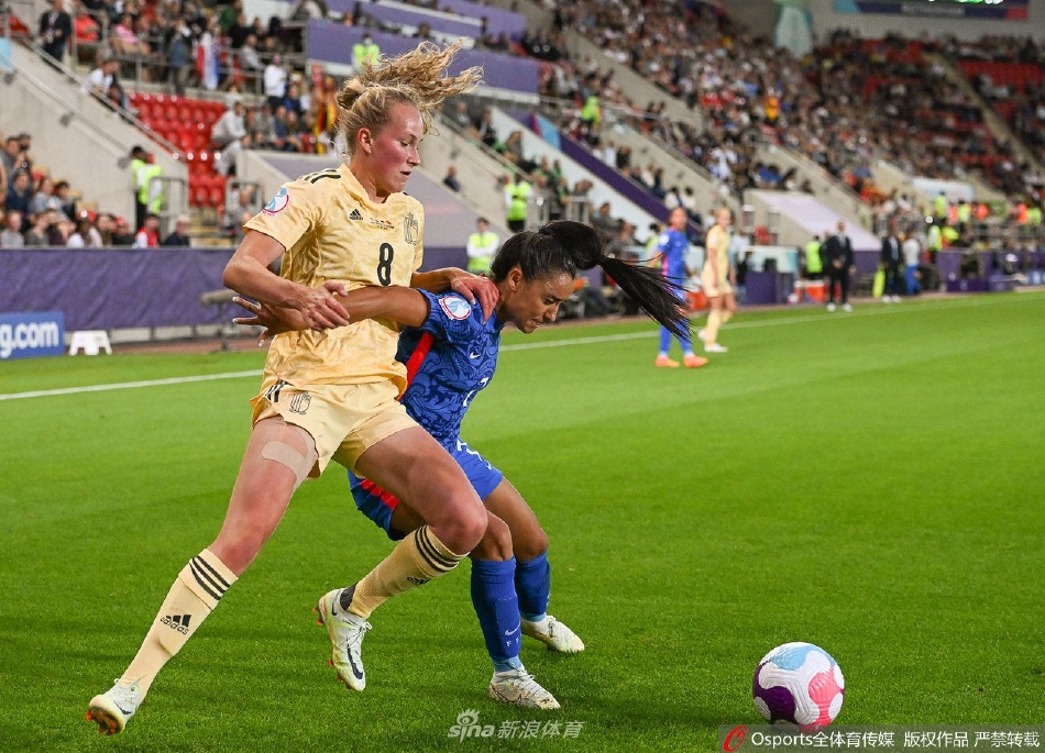 法国队长温迪·勒纳尔站在点球点前，神情专注，比利时门将尼基·埃夫拉尔压低重心，全神贯注准备扑救，气氛凝固。