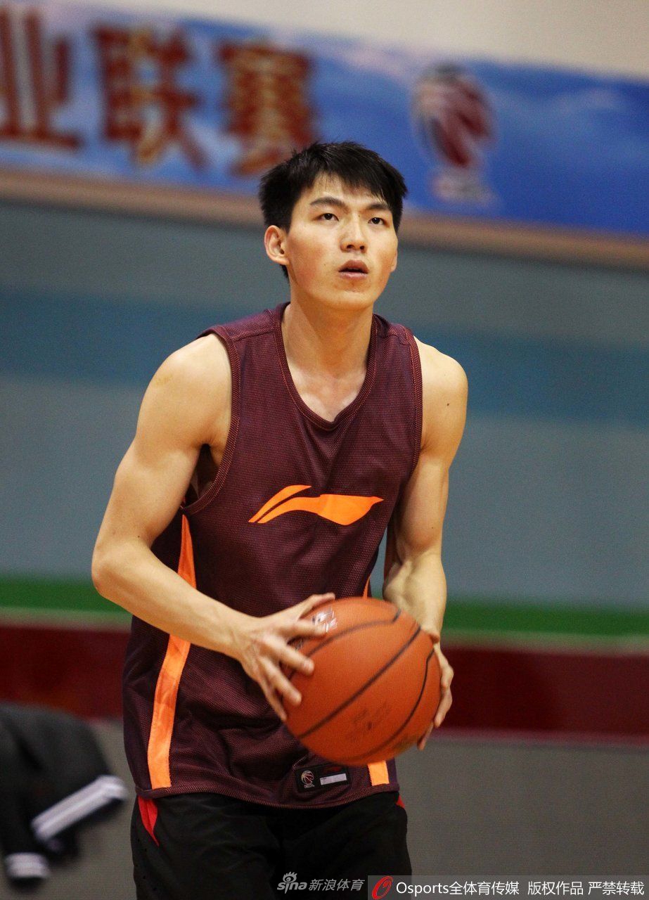 二十出头的吴前在客场大巴上靠着车窗小憩，戴着耳机，窗外是陌生的城市夜景，年少的征途总是伴随着奔波与梦想。