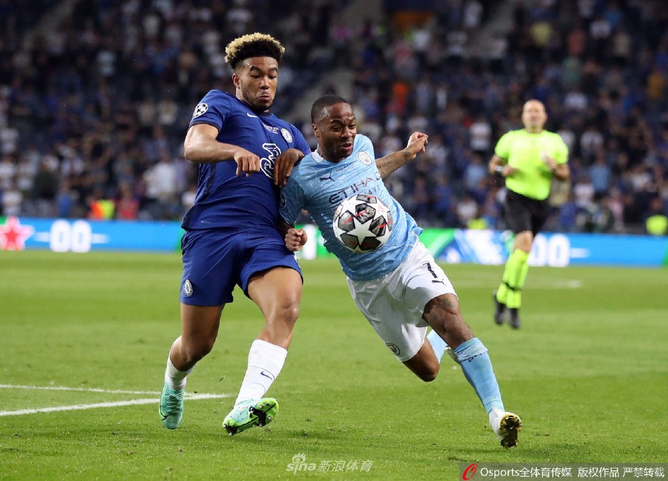 斯特林手持切尔西球衣亮相，眼神坚定充满自信