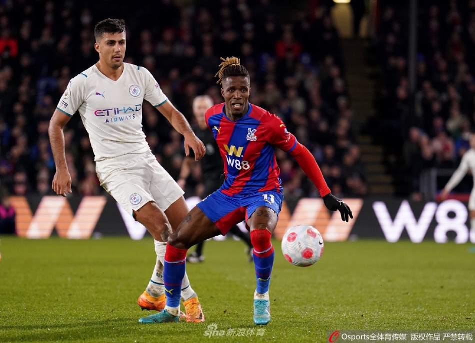 曼城主帅瓜迪奥拉在场边眉头紧锁，双手插袋，全神贯注地注视着场上局势，对球队久攻不下的局面陷入沉思。