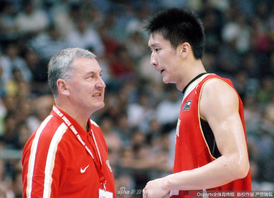 这张照片定格了孙悦在赛场上的某个瞬间，身穿白色球衣的他面对镜头，眼神中透着一股成熟后的沉静与自信。身后的看台虚化成斑斓的光点，仿佛在诉说他这一路走来所经历的掌声与风雨。