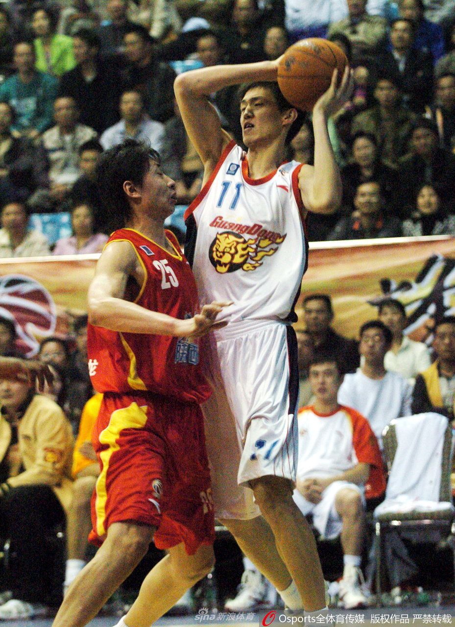 周鹏早年比赛中的特写,嘴唇紧抿,目光如炬,额头贴着创可贴,少年的倔强与不屈写满整张脸庞