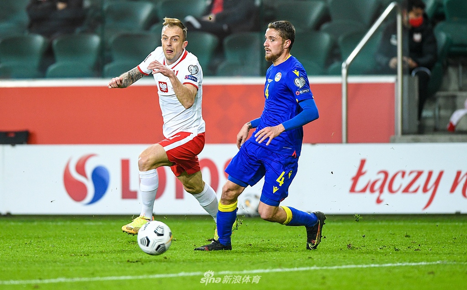 年轻的斯维德尔斯基在处子秀中收获进球后激动不已，队友们纷纷上前拥抱，庆祝这属于他的梦幻时刻。