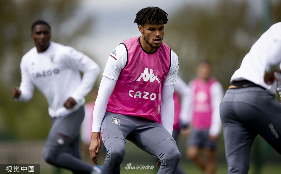 发布会结束后，人们依然聚在一起讨论着新队歌，夕阳的余晖洒在他们身上，蓝黑色的影子被拉得很长，延伸到远方。