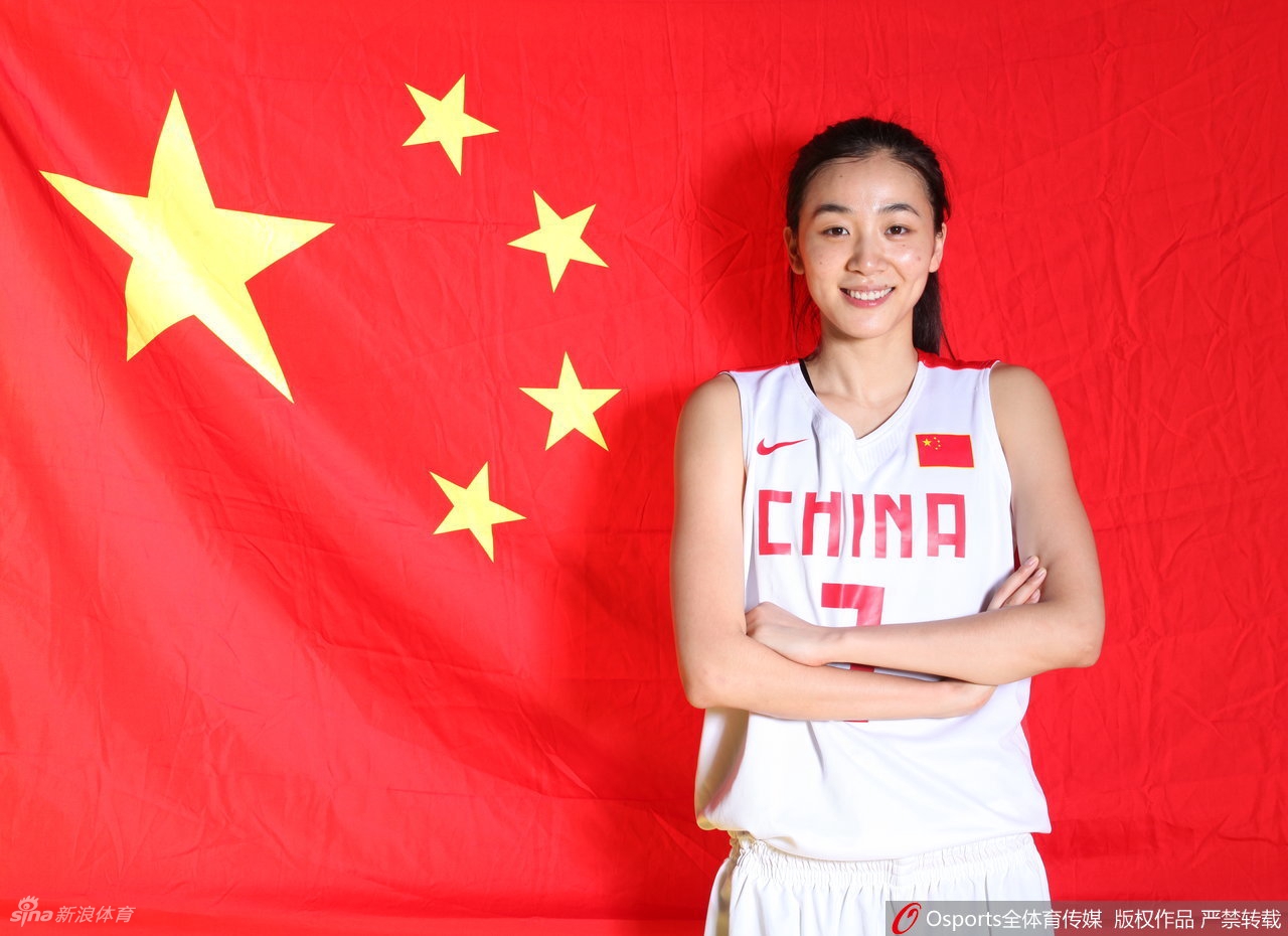 赵爽手捧鲜花与WCBA总冠军奖杯合影，脸上洋溢着幸福满足的笑容，身后的彩带仿佛还未落尽