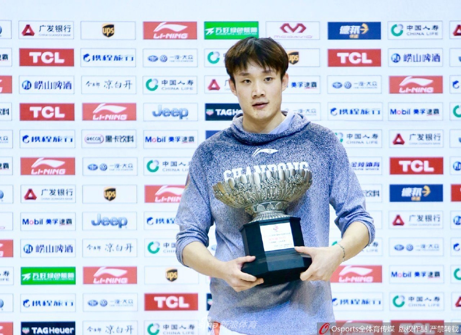 丁彦雨航身披山东队8号战袍，在主场漫天金色彩带中神情坚毅，目光如炬，这袭熟悉的身影即将成为山东球迷心中永恒的定格。