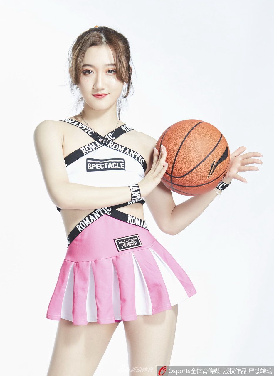镜头捕捉下篮球宝贝手持助威花球的瞬间,飘逸的长发与动感的姿态相得益彰,她仿佛正在赛场上带领全场观众,用最热烈的节奏为中国男篮的将士们呐喊助威。