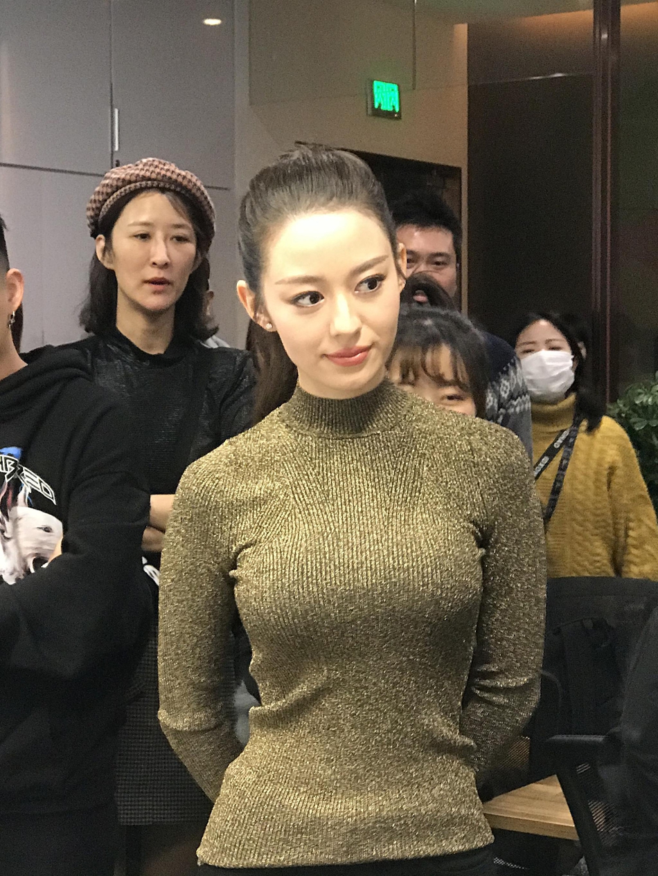 郎朗美妻吉娜抗拒跑步 做瑜伽健身保持小蛮腰