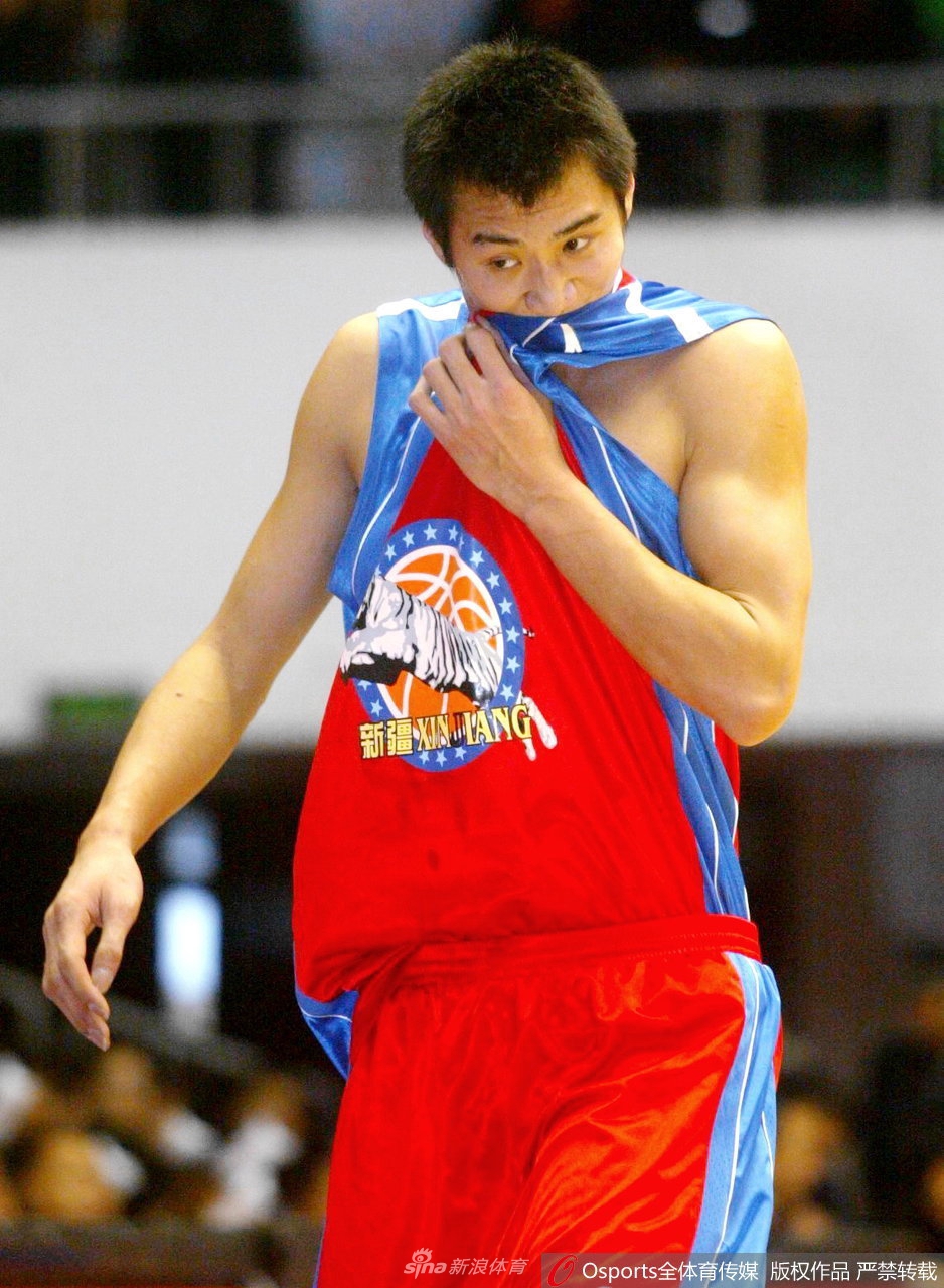 薛玉洋在场上奋力跃起拼抢篮板，他的弹跳高度惊人，垂直起跳可达0.8米，摸高达到3.45米，这张照片定格了他巅峰时期惊人的运动天赋。