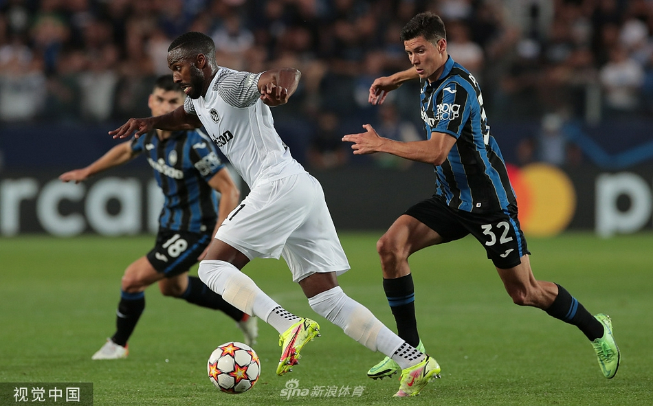 巴萨门将特尔施特根面对本菲卡的进攻无奈跪地，眼神中充满了迷茫与失落，身后是光明球场的璀璨灯光。