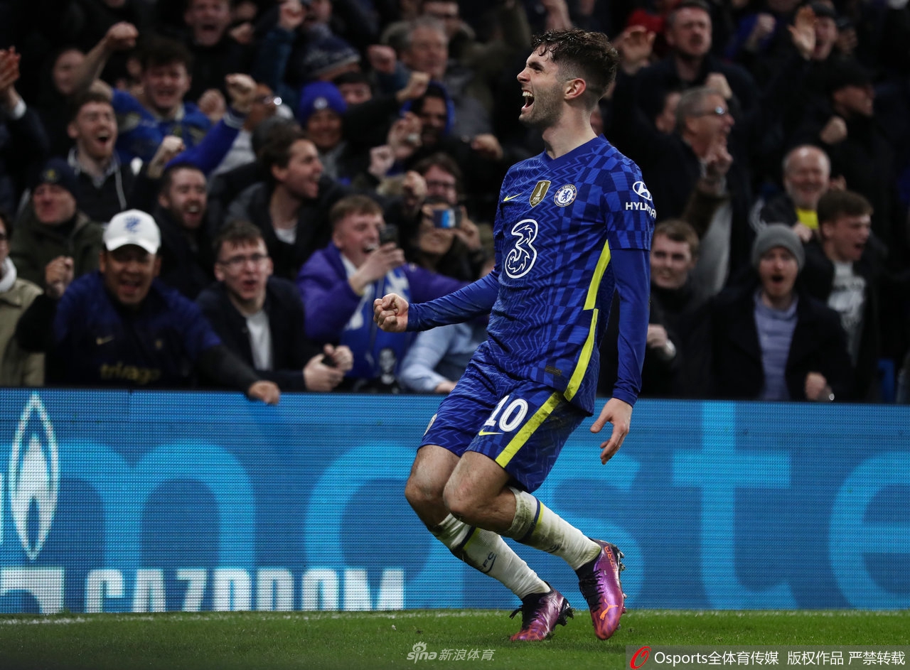 赛后切尔西全队紧紧相拥庆祝胜利，主教练图赫尔与队员们脸上洋溢着笑容，团队凝聚力溢于言表。