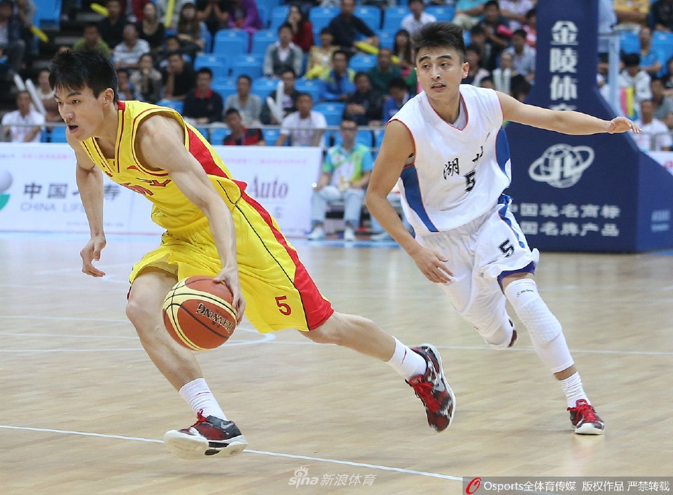 这张照片里吴前难得流露出顽皮的一面，他和队友在场下打闹，笑容灿烂得像个没长大的大男孩，那是属于更衣室的温暖兄弟情。