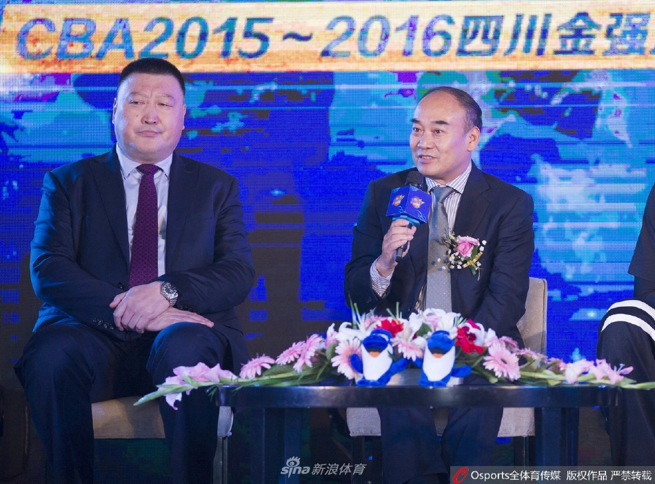 赛后，杨学增与对方教练握手致意，脸上洋溢着谦和的笑容，大帅风度尽显，此刻的球场只有尊重与篮球带来的快乐