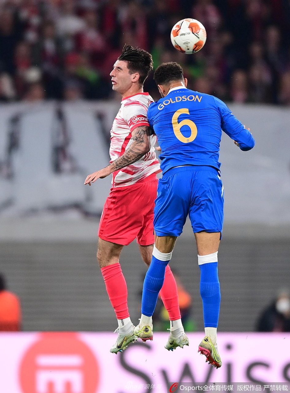 莱比锡红牛竞技场全景，看台上红蓝交织的球迷海洋为决战营造出窒息般的氛围。