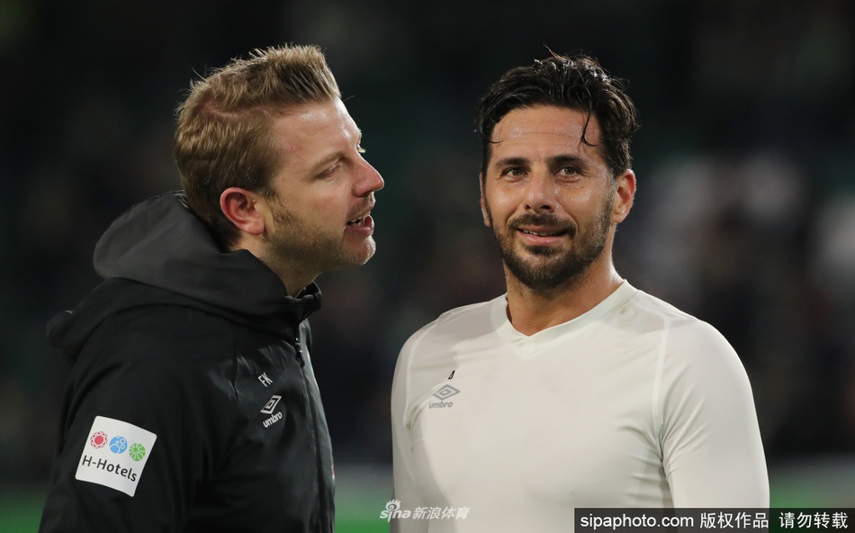 在激烈的拼抢中，皮萨罗展现出与他年龄不符的矫健身手，他在对手的严密防守下高高跃起，那舒展的姿态仿佛展翅翱翔的安第斯雄鹰，正在用自己的方式征服德意志的天空。