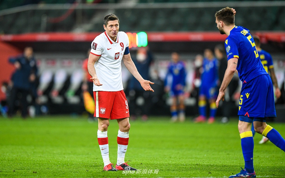 莱万多夫斯基侧身凌空抽射瞬间，身体舒展到极致，皮球如同被精确制导的炮弹飞向球门。