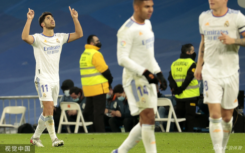 马竞前锋格列兹曼在比赛中无奈摊手，表情写满失落与 frustration，身旁是严阵以待的皇马后卫，展现了德比战的激烈对抗与情绪张力。