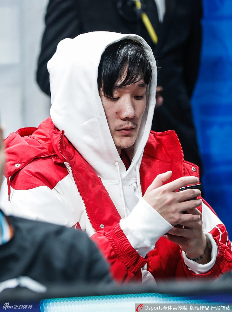 丁彦雨航在康复师的辅助下进行拉伸训练，神情专注且略显疲惫，额头渗出汗水