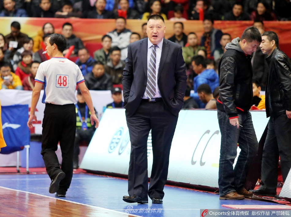 杨学增手握战术板，正在为弟子们布置关键战术，他的眼神坚定有力，队员们则围成一圈，聚精会神地聆听着每一次跑位