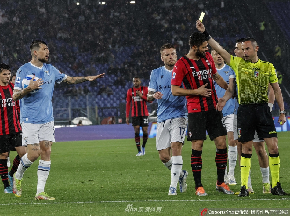 比赛结束后，AC米兰全队肩搭肩并肩站立，向远道而来的客场球迷看台致意，画面充满了团结、胜利与归属感。