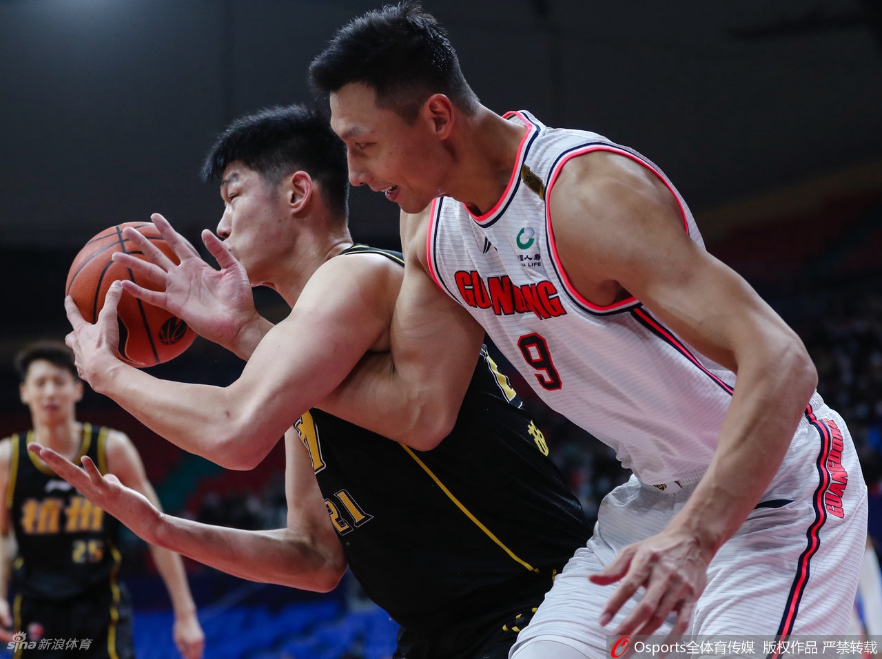 广东队核心易建联在内线卡位,面对广厦队许钟豪和胡金秋的包夹,奋力拼抢篮板球