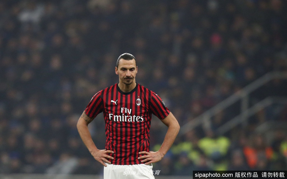 夕阳余晖洒在训练基地的角旗杆上，一名球员完成训练后独自离场，他的背影显得有些孤单，但步伐坚定。空旷的球场角落，一个孤零零的足球静静地躺着，仿佛在诉说着过去两个月里被遗忘的足球故事。