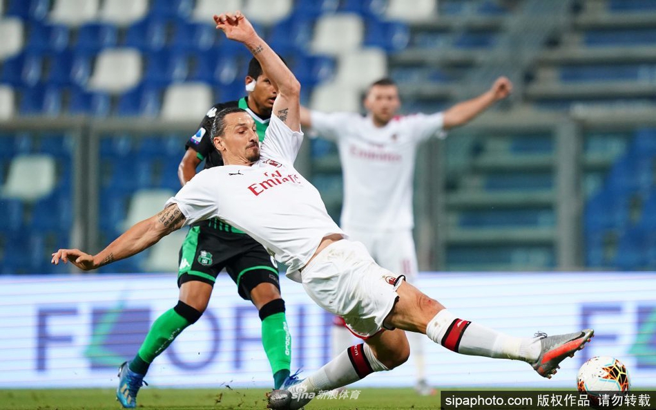 进球后的伊布霸气怒吼，他张开双臂，仿佛要拥抱整个圣西罗的欢呼，周围的队友们如同朝圣般向他聚拢。