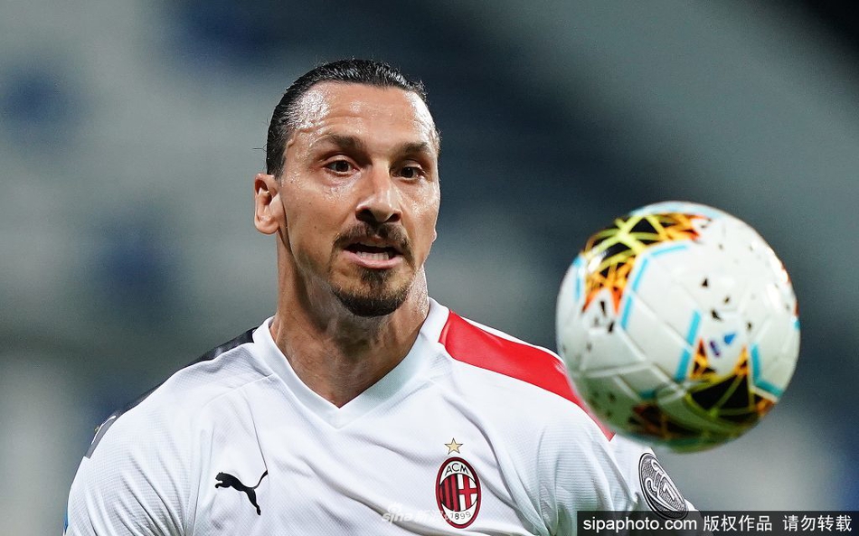 训练场上，伊布正以一记势大力沉的射门考验门将，阳光勾勒出他雕塑般的肌肉线条，每一次触球都充满了力量与美感。