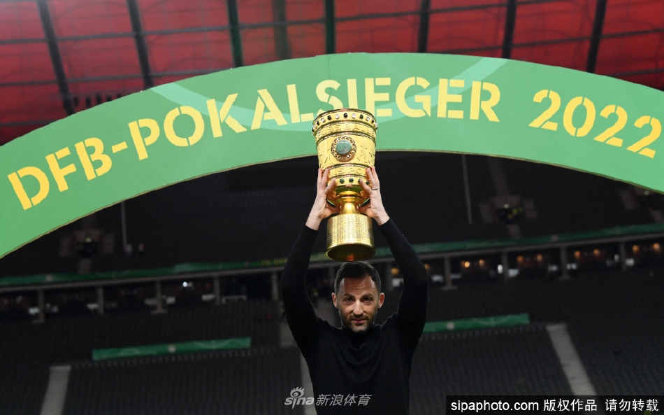 特德斯科在场边全神贯注指挥比赛，神情坚毅，展现出少帅的沉稳与决断