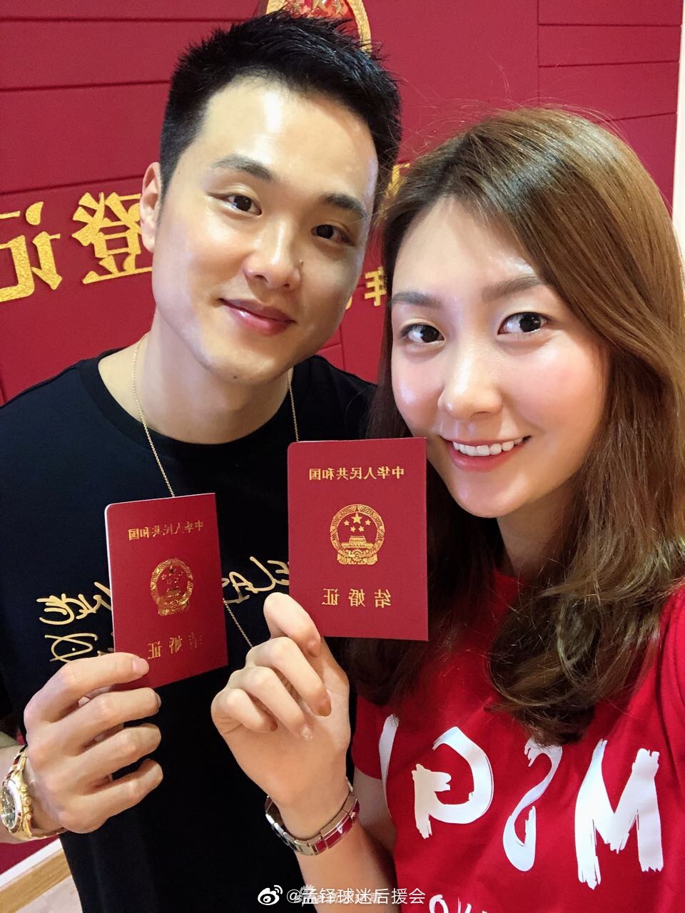 1 104月17日,广东男篮后卫孟铎在女友刘格婷生日这天领证结婚.