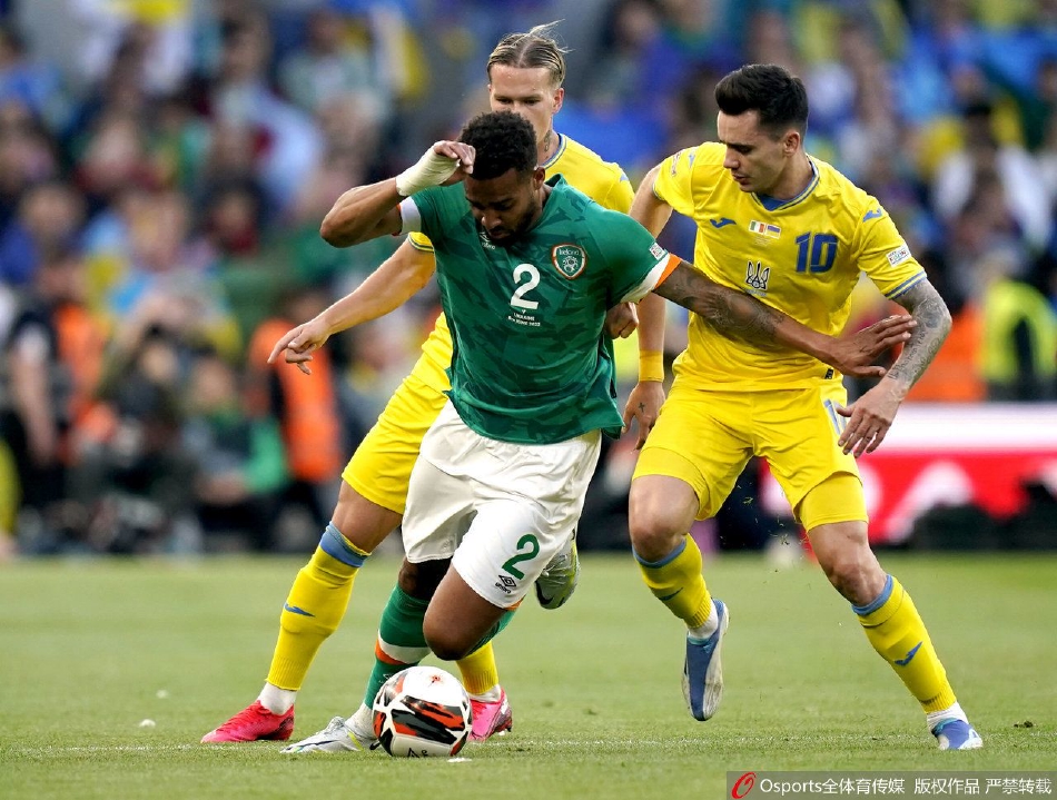 爱尔兰门将凯莱赫飞身扑救，身体极致舒展，奋力封堵乌克兰球员的劲射，守护最后防线。