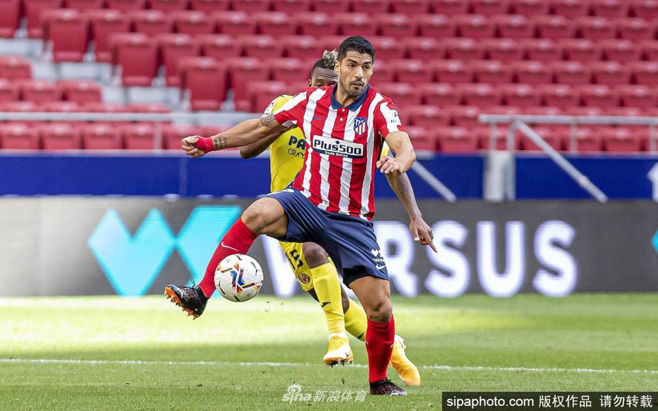 苏亚雷斯在禁区前沿冷静停球，双眼凝视着对方球门，仿佛一位猎手在寻找最佳一击致命的时机。