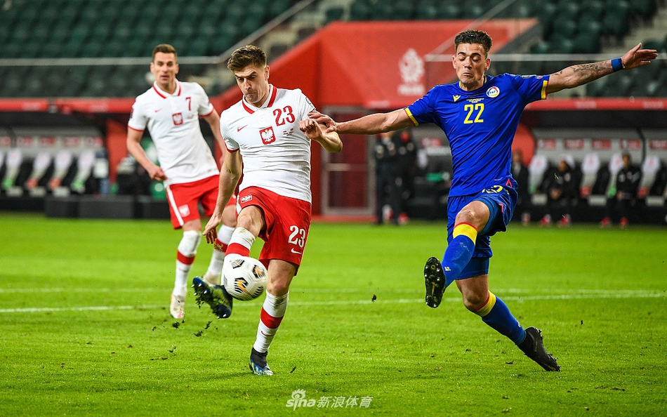 波兰中场核心泽林斯基在人群中巧妙摆脱防守，他的组织调度是球队破解密集防守的关键钥匙。