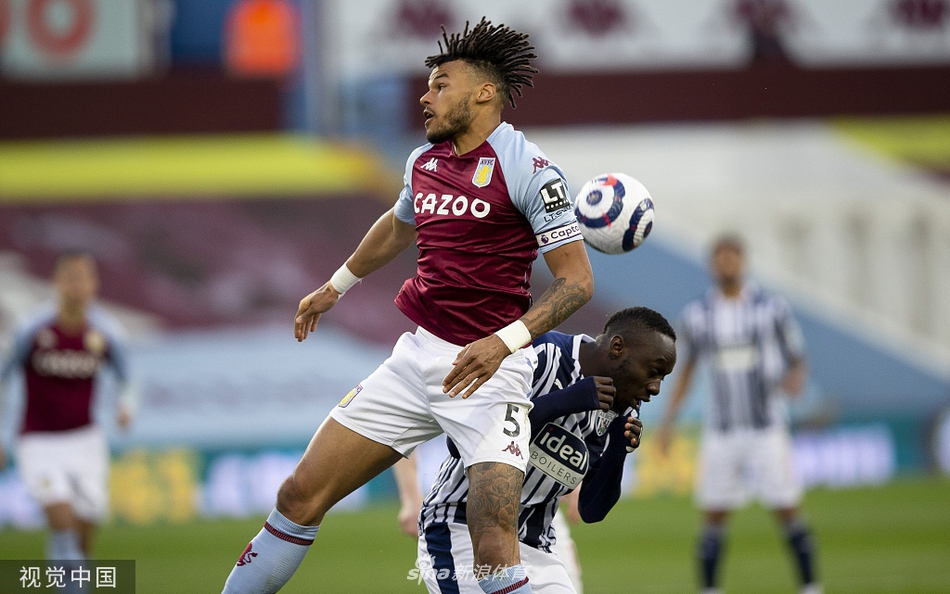 凯南·戴维斯在人群中伸出一脚，将球捅入网窝，这是他个人的英超处子球，也是价值连城的绝平一击。