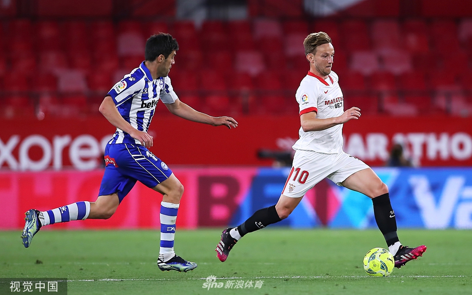 比赛结束的瞬间，恩内斯里跪地长叹，既有对错失机会的遗憾，更有球队获胜后的如释重负