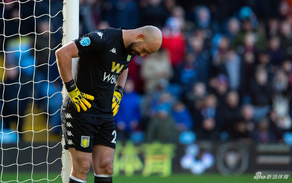 阿斯顿维拉门将雷纳在空荡荡的看台前单手叉腰，身着训练服的他神情严肃，思考着疫情下足球比赛的意义。
