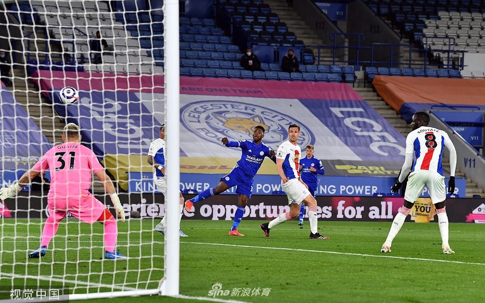 王权球场的蓝色海洋在夜色中沸腾，球迷们挥舞着围巾，见证球队向着欧冠梦想迈出的坚实一步。