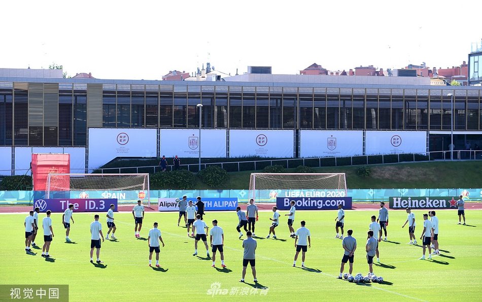 在一对一突破训练中，奥尔莫用一连串令人眼花缭乱的假动作晃晕了防守队员，引来场边队友的阵阵喝彩，这充满灵性的一幕为紧张的备战增添了一抹亮色。