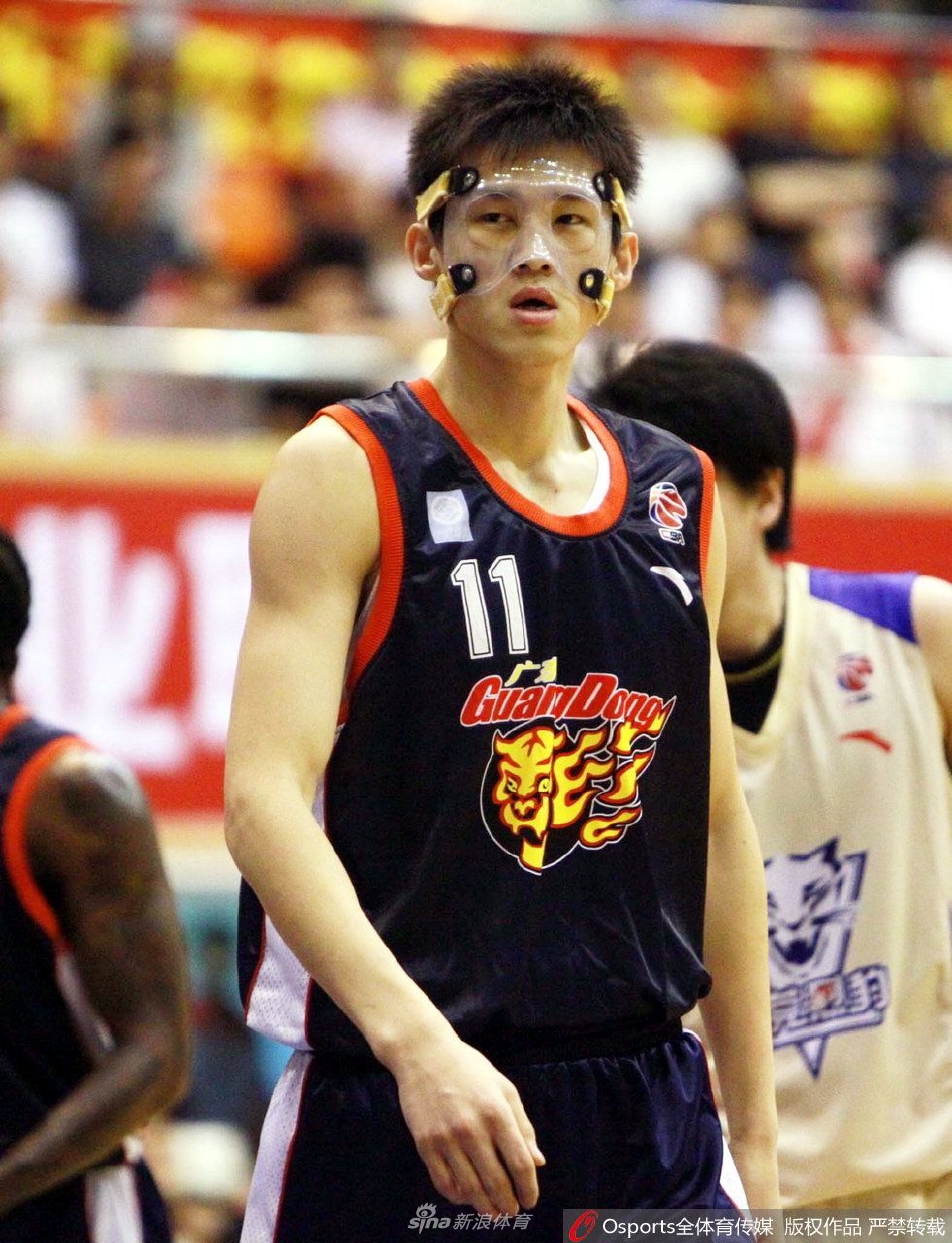 青涩的周鹏穿着白色训练背心,正运球突破,手臂线条虽不似如今强壮却充满少年的力量感,表情格外认真