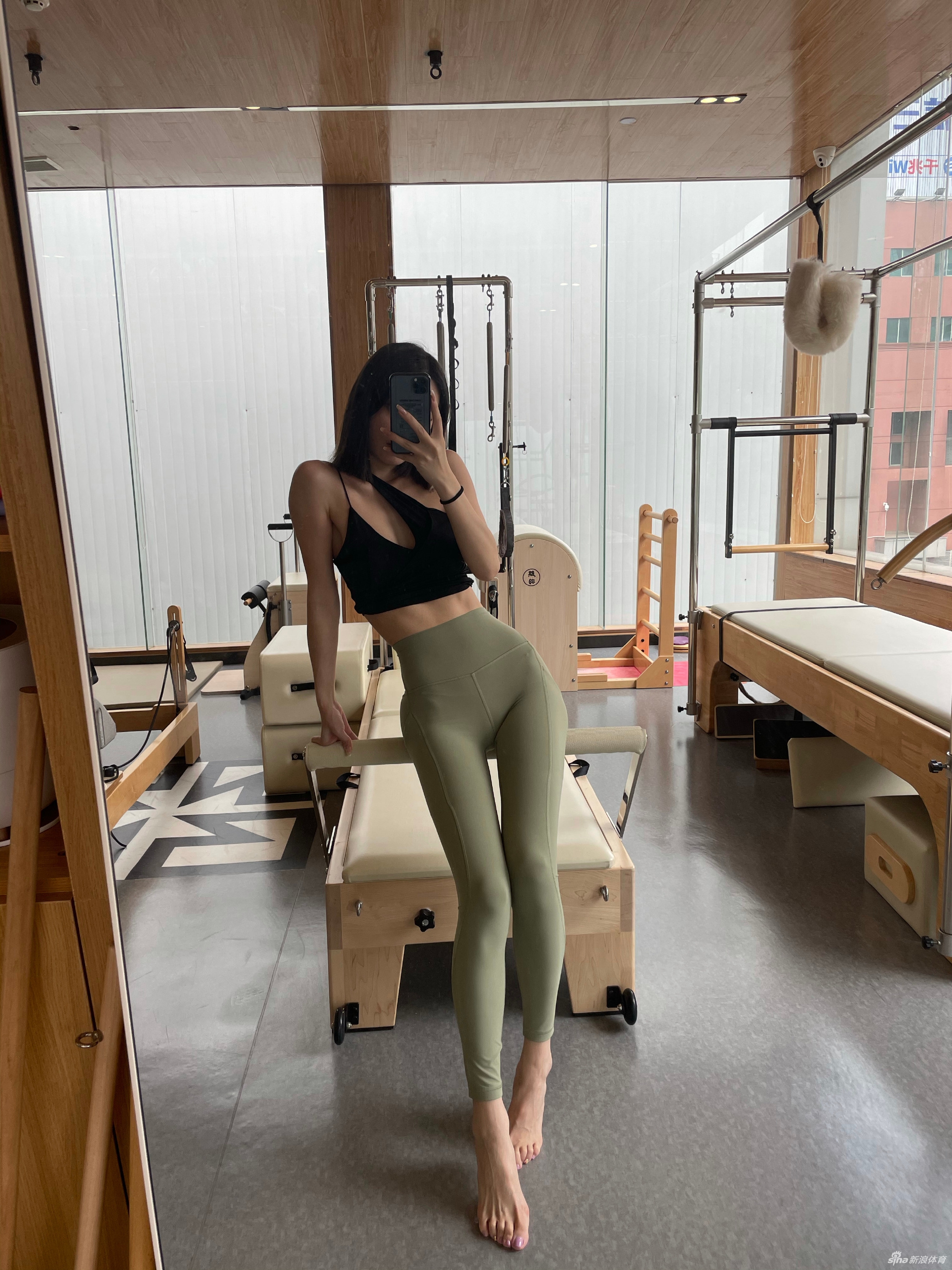 健身美女热爱运动秀美背 感受她的好身材