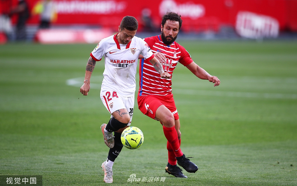 铁血硬汉奥坎波斯张开双臂激情滑跪，他的身后是无数挥舞着白色手帕的球迷，这一刻他成为这座城市的英雄。