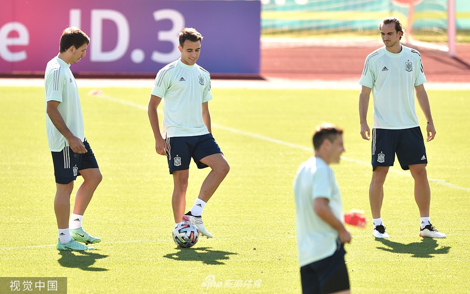 西班牙中场大脑布斯克茨正一脸严峻地主导着传球训练，他身边的年轻小将佩德里眼神专注，仿佛要从老大哥身上汲取全部养分，为即将到来的中场绞杀战做好准备。