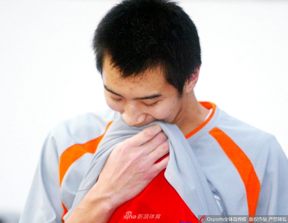 身披香港飞龙队战袍的薛玉洋正在内线强攻，面对防守者他毫不畏惧，肌肉线条虽然单薄却充满力量感，那是他CBA生涯数据最爆发的赛季。