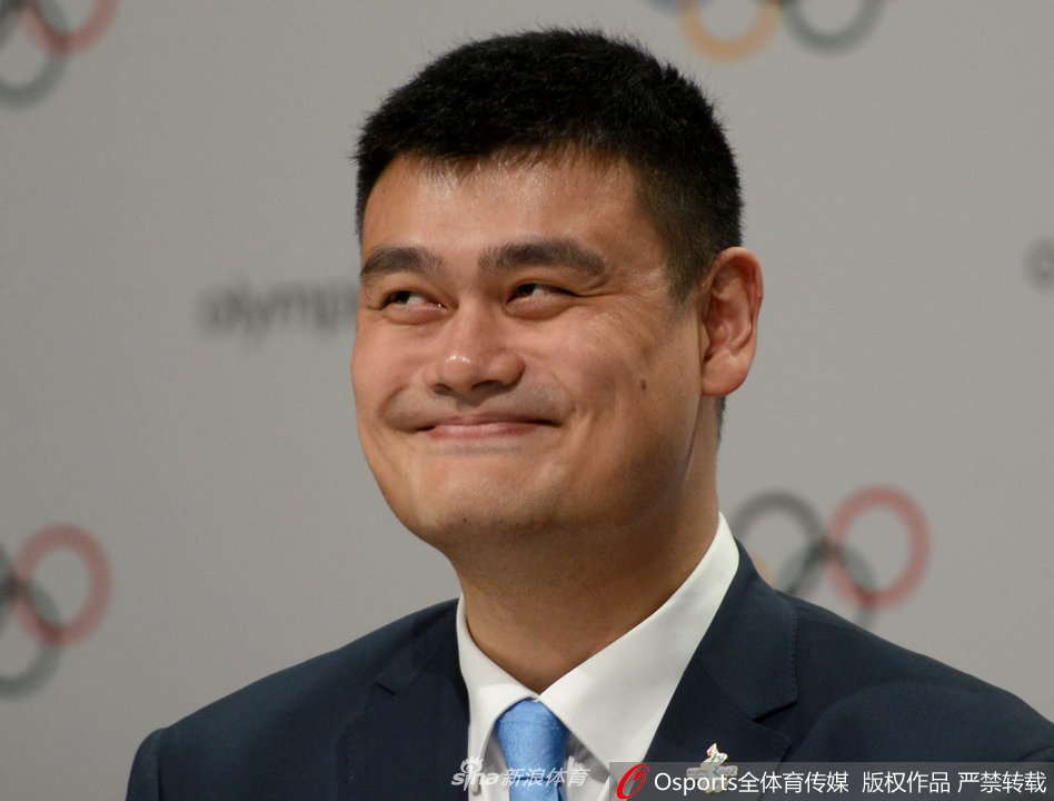 姚主席在赛场边露出标志性的“嫌弃”表情，仿佛在说：就这表现，也好意思在我眼前晃悠？