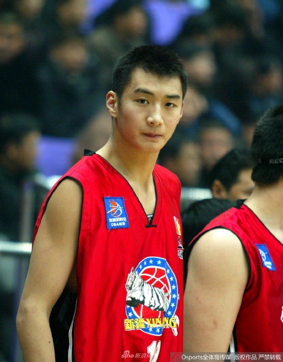 少年薛玉洋眼神清澈，身穿老款国家队训练服，在简陋的篮球架下持球凝望，仿佛在凝视自己那充满无限可能的未来。