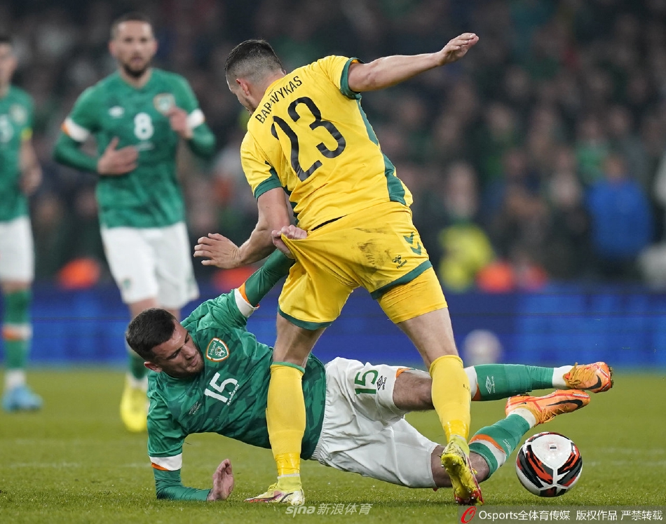 胜利时刻的汇聚：比赛结束后，爱尔兰全队紧紧相拥，围成一圈庆祝这来之不易的绝杀胜利